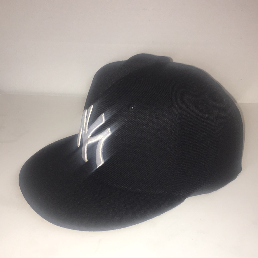 NEW MENS UNWORN EMBROIDERED LOGO NOVELTY BASEBALL CAP ADJUSTABLE STRAP BACK